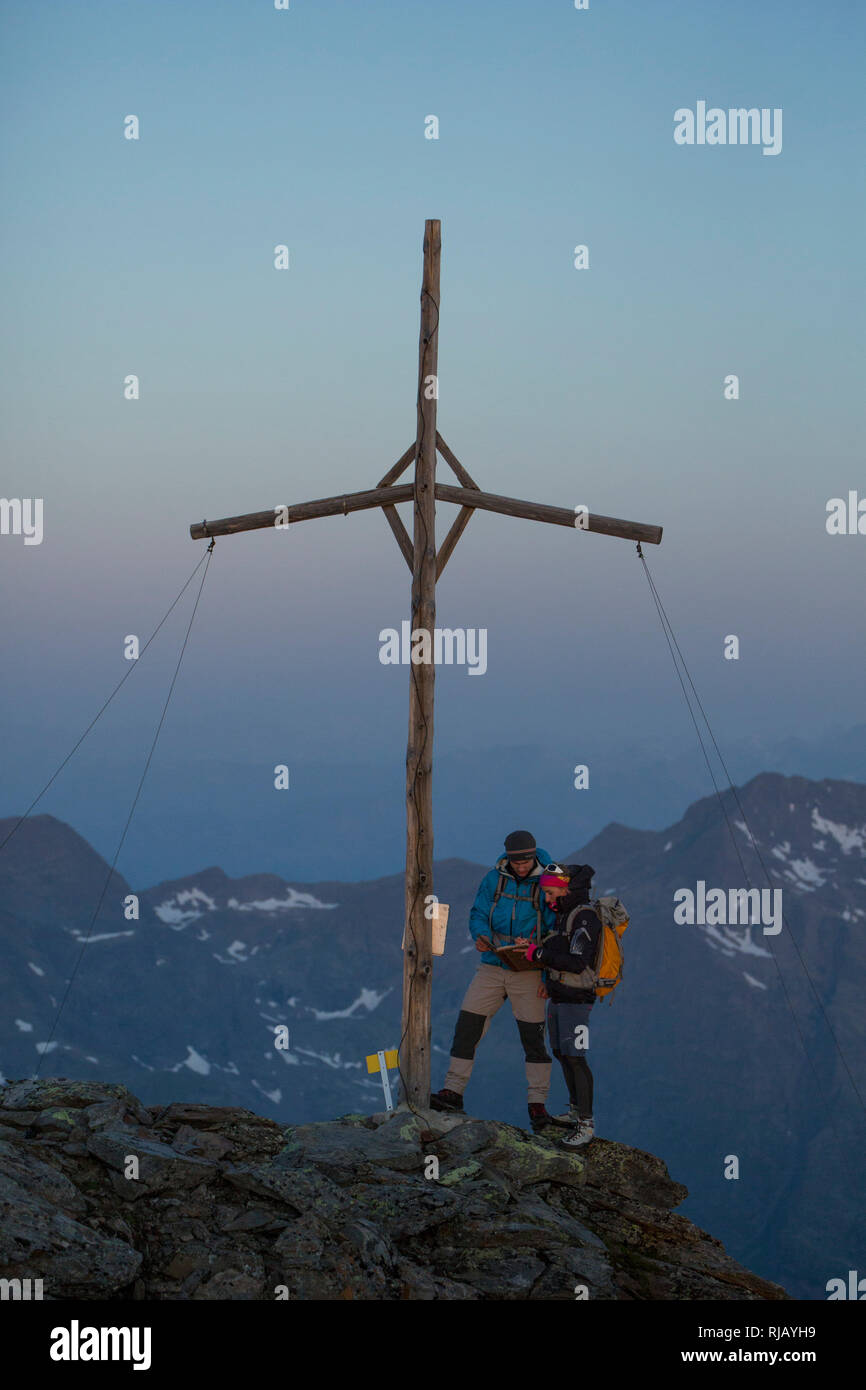 Bergsteiger am Gipfel des Grieskogel bei Morgendämmerung, Geigenkamm, Ötztaler Alpen, Tirol, Österreich. Stock Photo
