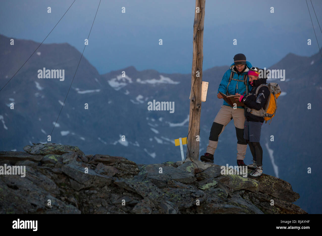 Bergsteiger am Gipfel des Grieskogel bei Morgendämmerung, Geigenkamm, Ötztaler Alpen, Tirol, Österreich. Stock Photo