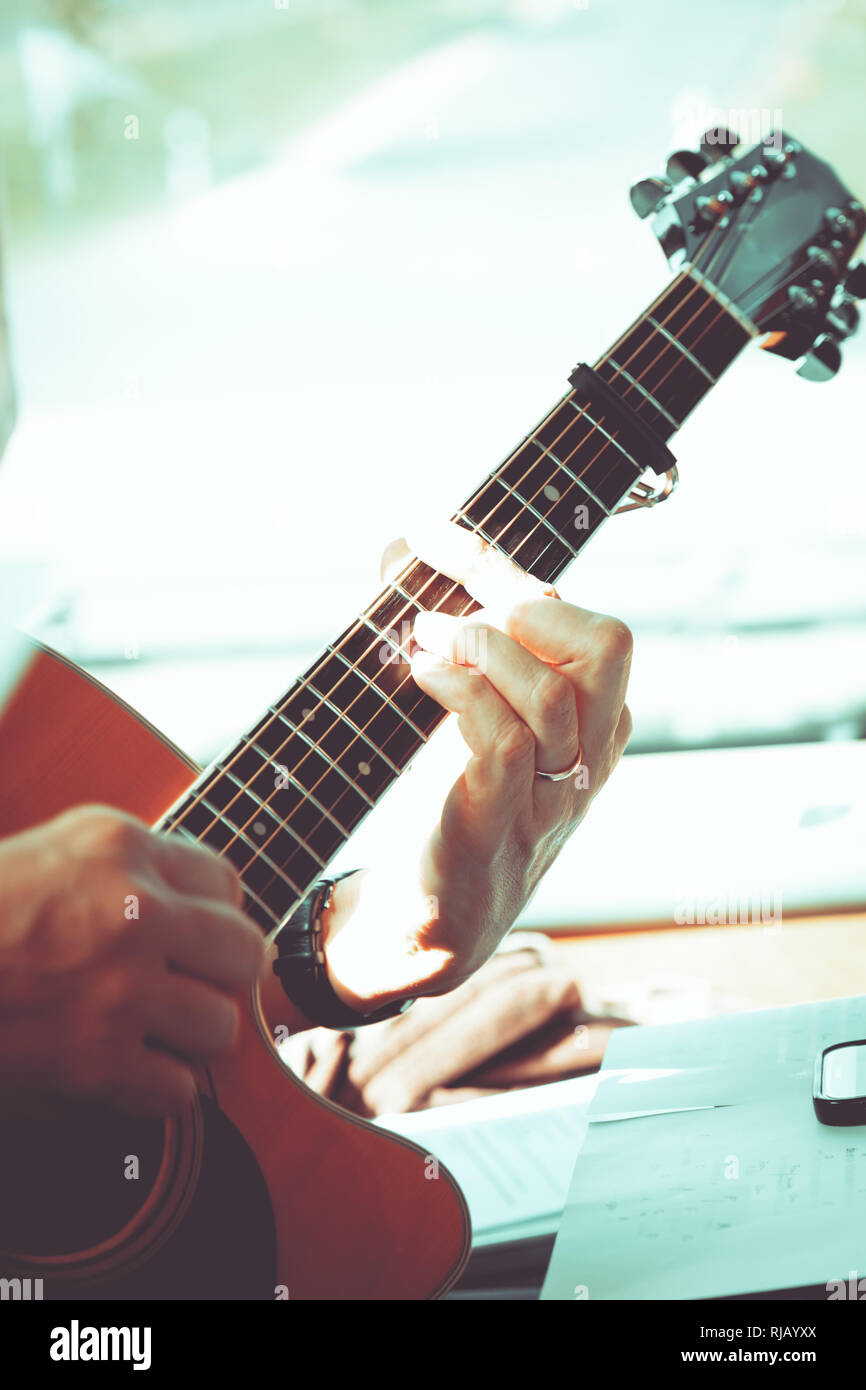 Ein Mann spielt auf einer Gitarre, Ausschnitt, Nahaufnahme Stock Photo