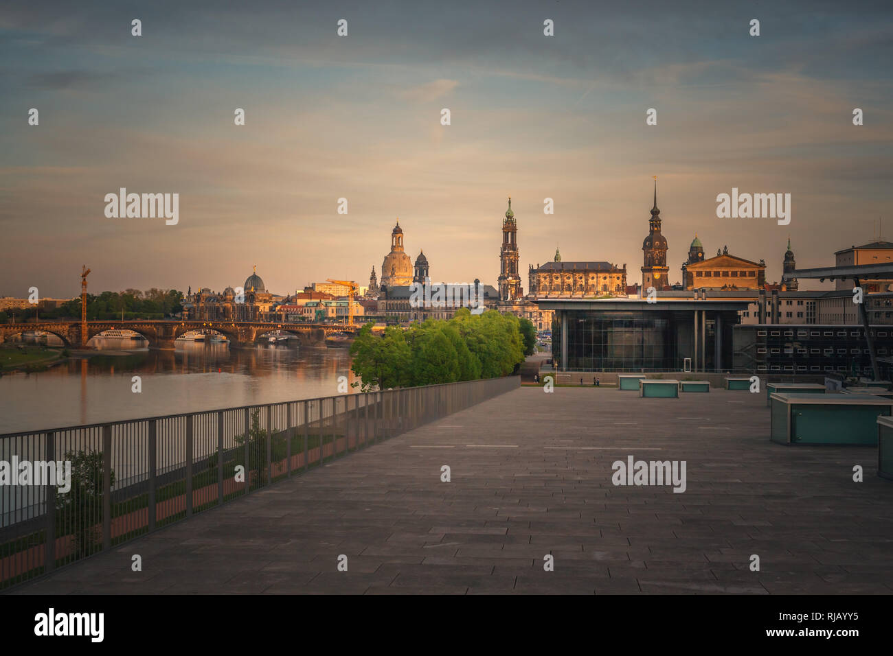 Blick über Dresden bei Sonnenuntergang auf den Landtag und andere Gebäude der Altstadt, Stock Photo