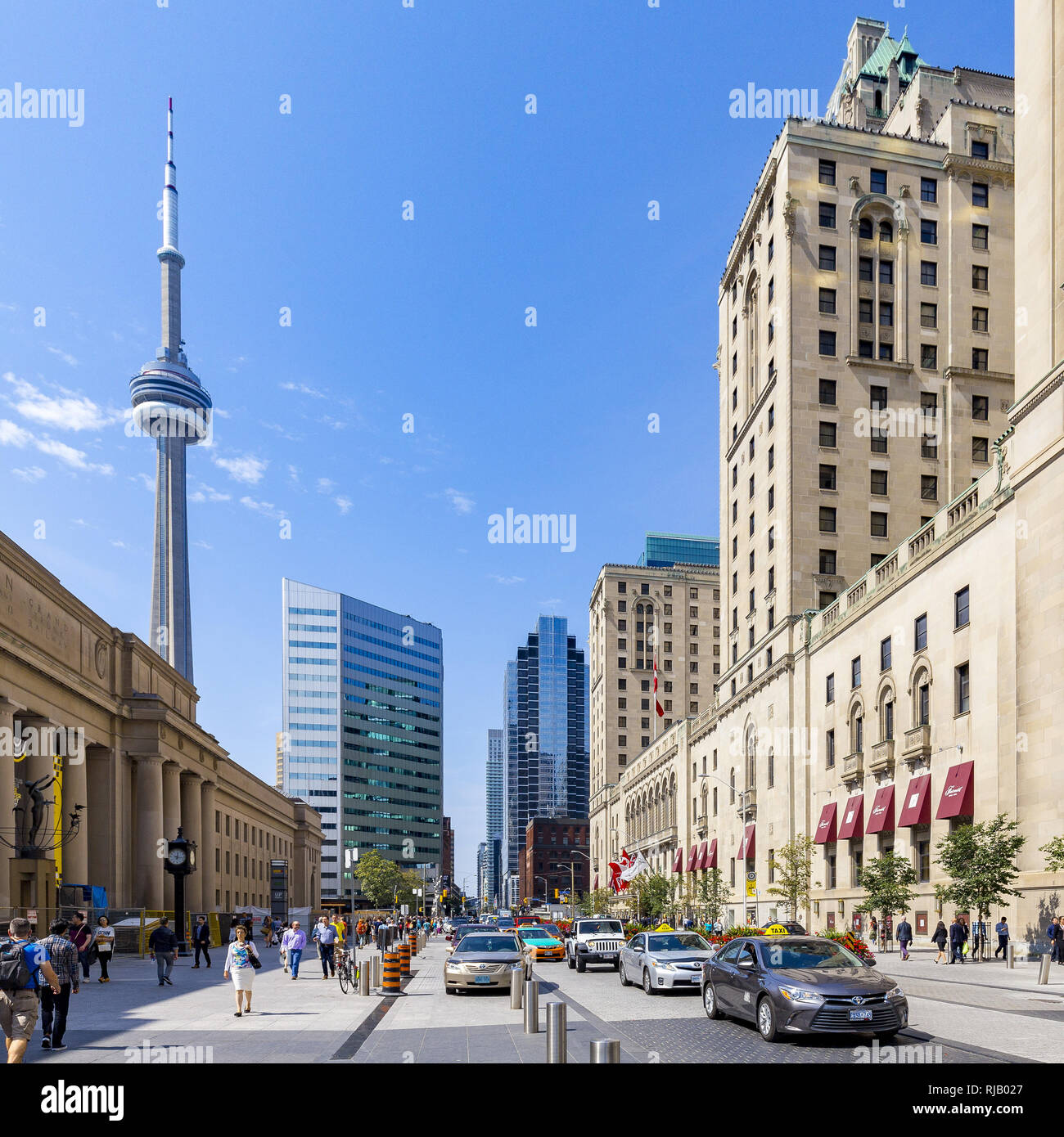 Toronto, Stadtansicht mit CN Tower, Bahnhof und Fairmont Royal York Hotel, Großstadt im Süden von Kanada, Nordamerika Stock Photo
