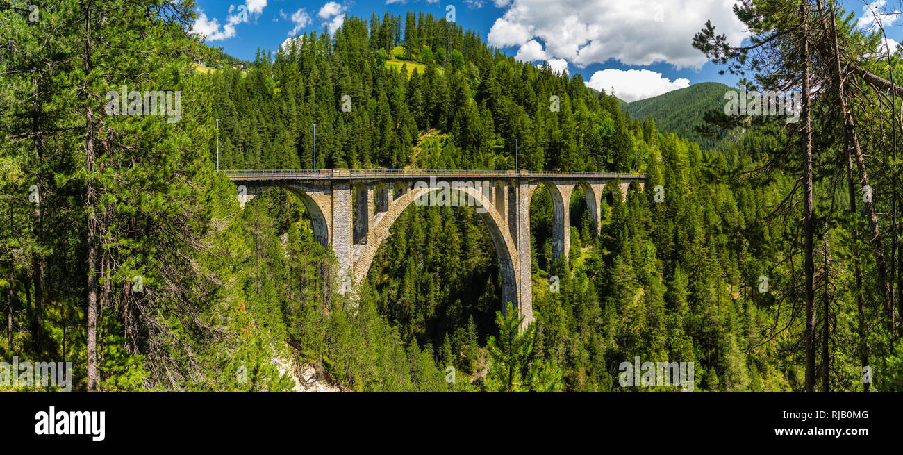 Wiesner Viadukt der Rhätischen Bahn in Graubünden Stock Photo