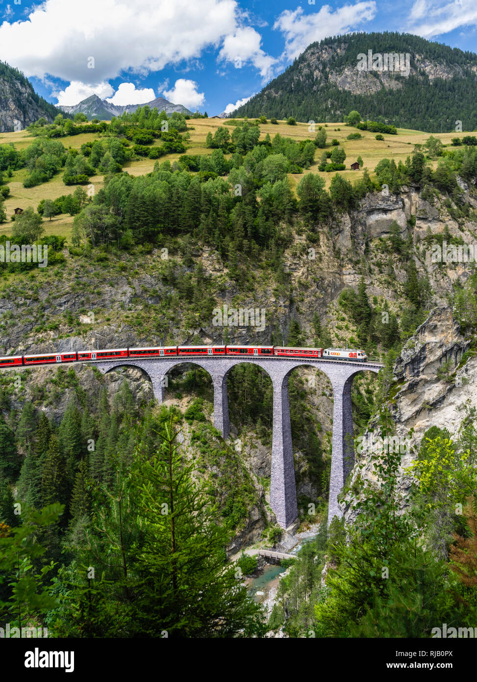 Landwasserviadukt der Rhätischen Bahn bei Filisur in Graubünden Stock Photo