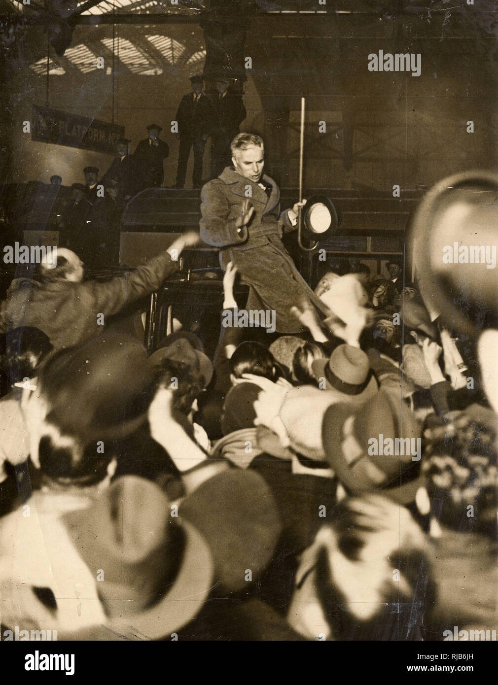 Charlie Chaplin in London - Arrival at Victoria Station Stock Photo