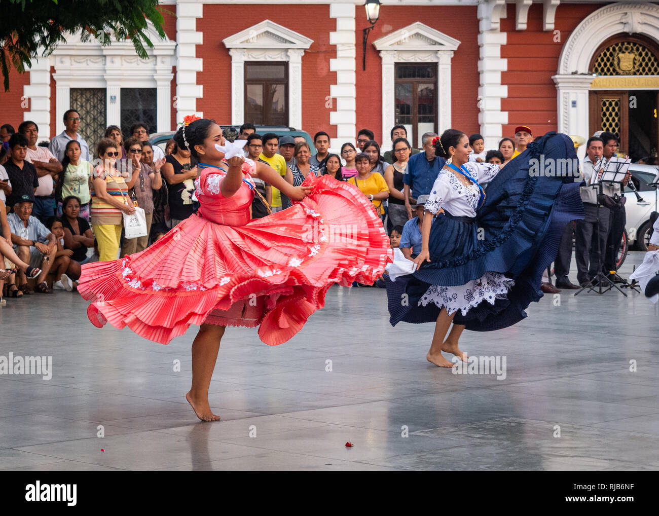 Marinera dance hi-res stock photography and images - Alamy