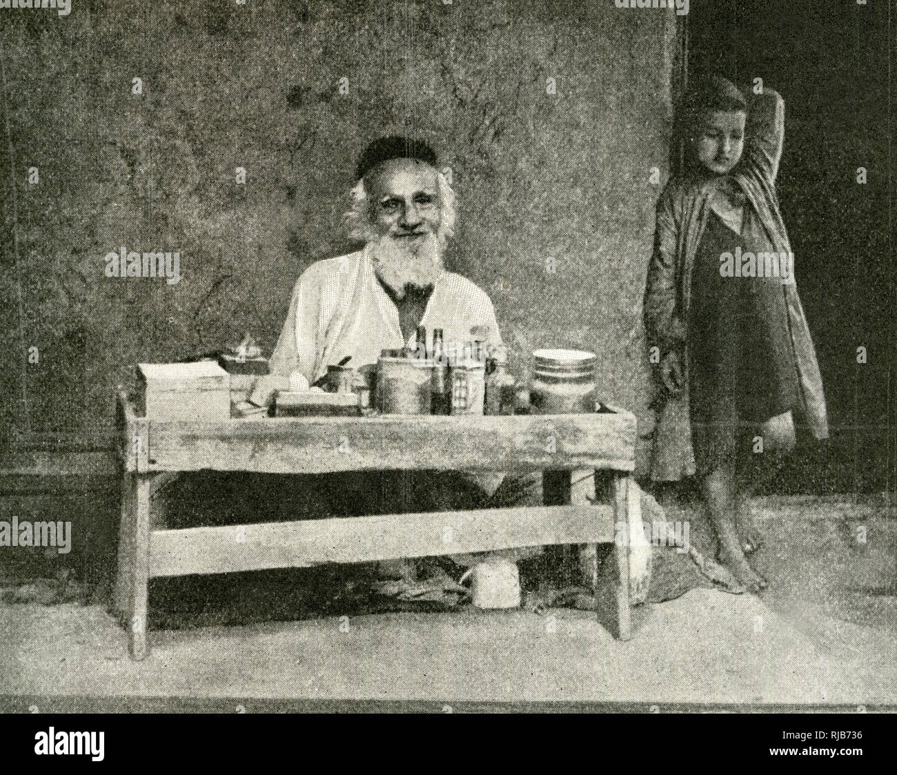 Jewish sweetmeat seller, Lahej (Abdali, Al Houta) Bazaar, Gulf of Aden, Arabia (then part of the British Empire). Stock Photo