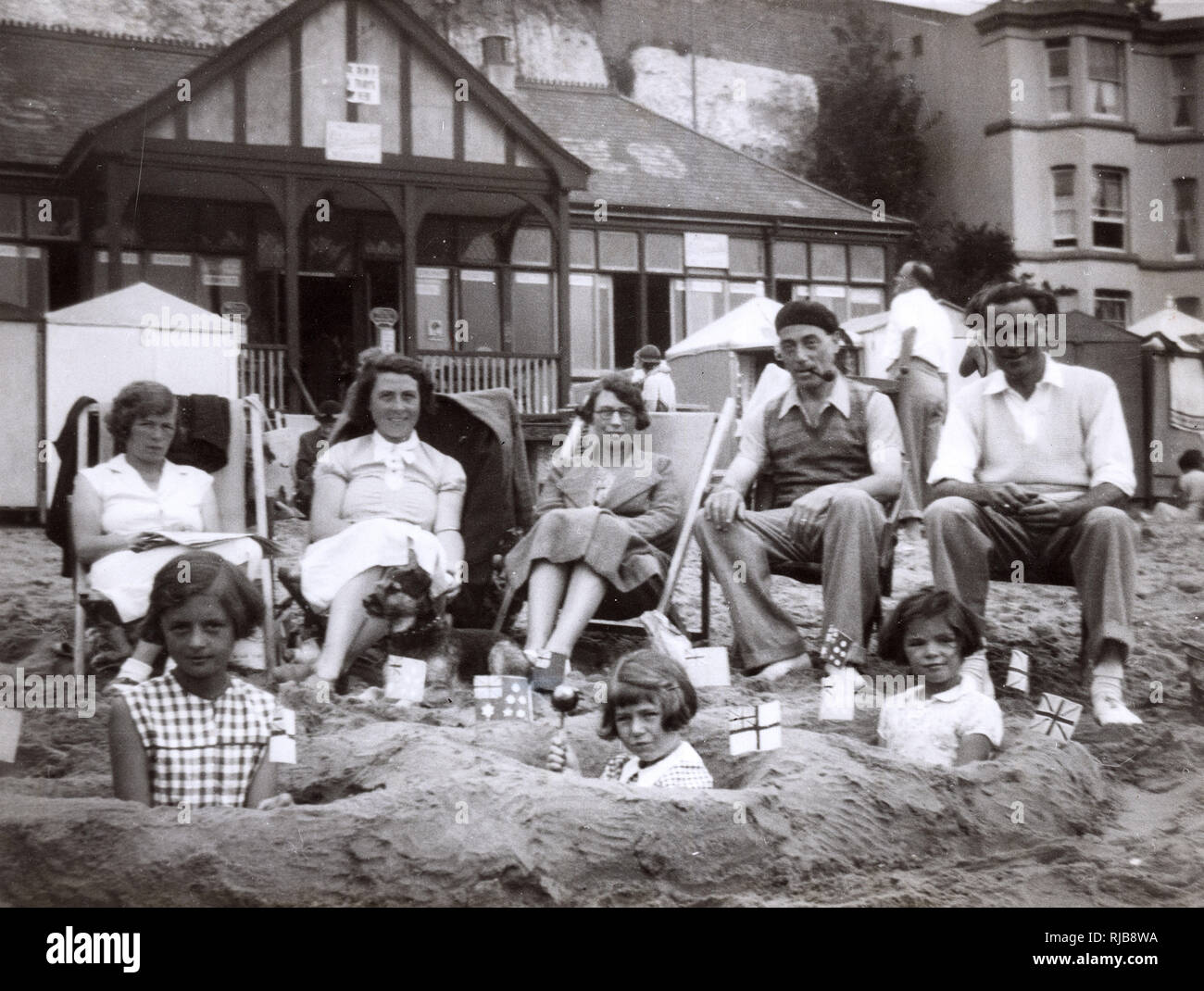1930s family beach hi-res stock photography and images - Alamy