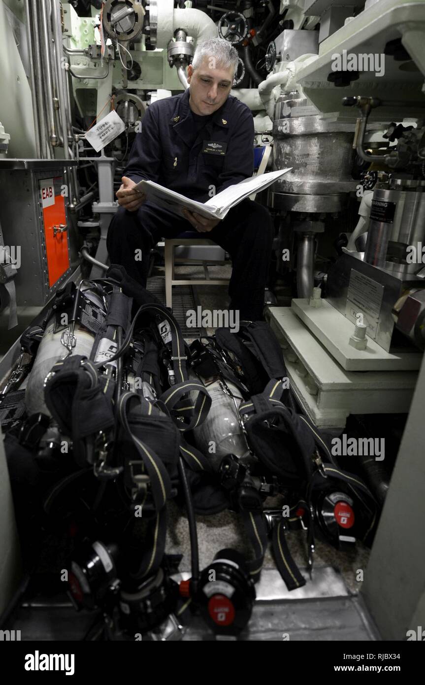 ATLANTIC OCEAN (Jan. 9, 2018) Senior Chief Electronics Technician (Submarines)