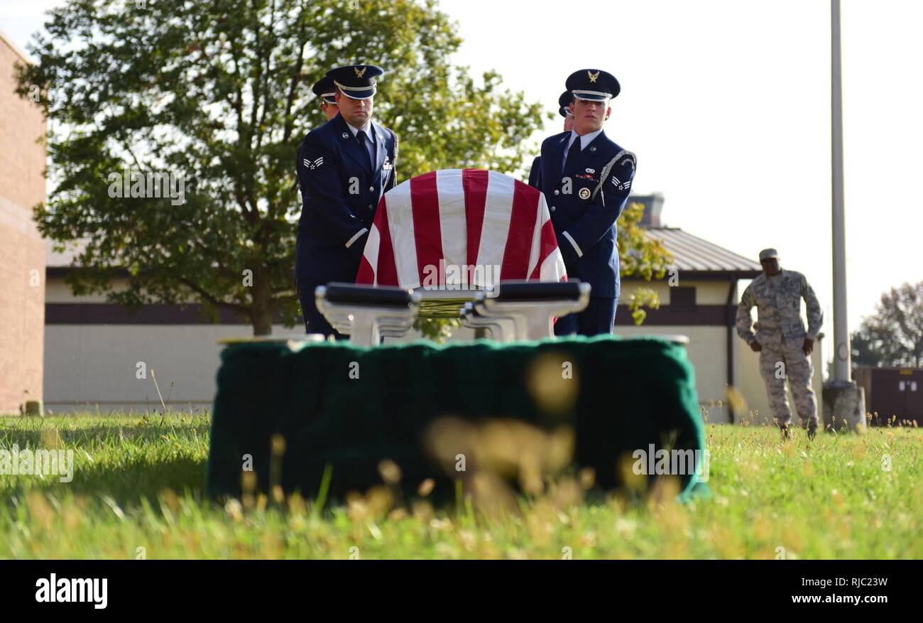 Military funeral flag fold hi res stock photography and images