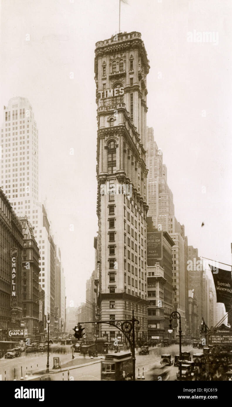 New York Times Building Times Square Nyc Usa Note The Charlie Chaplin Film City Lights Showing At The Cinema On The Left Stock Photo Alamy