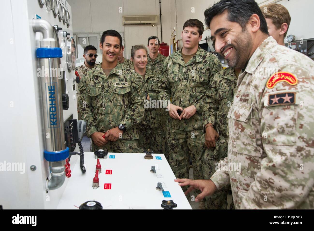 02 Kuwait, (Jan 07, 2018) U.S. Navy Explosive Ordnance Disposal Technicians, assigned to Commander, Task Group (CTG) 56.1, and Kuwaiti Army Explosive Ordnance Disposal Technicians participate in a Hyperbaric chamber training evolution as part of Exercise Eager Response 18. Eager Response 18 is a bilateral explosive ordnance disposal (EOD) exercise between the State of Kuwait and the United States. The exercise fortifies military-to-military relationships between the Kuwait Naval Force (KNF) and U.S. Navy, advance the operational capabilities of Kuwaiti and U.S. forces to operate in the maritim Stock Photo