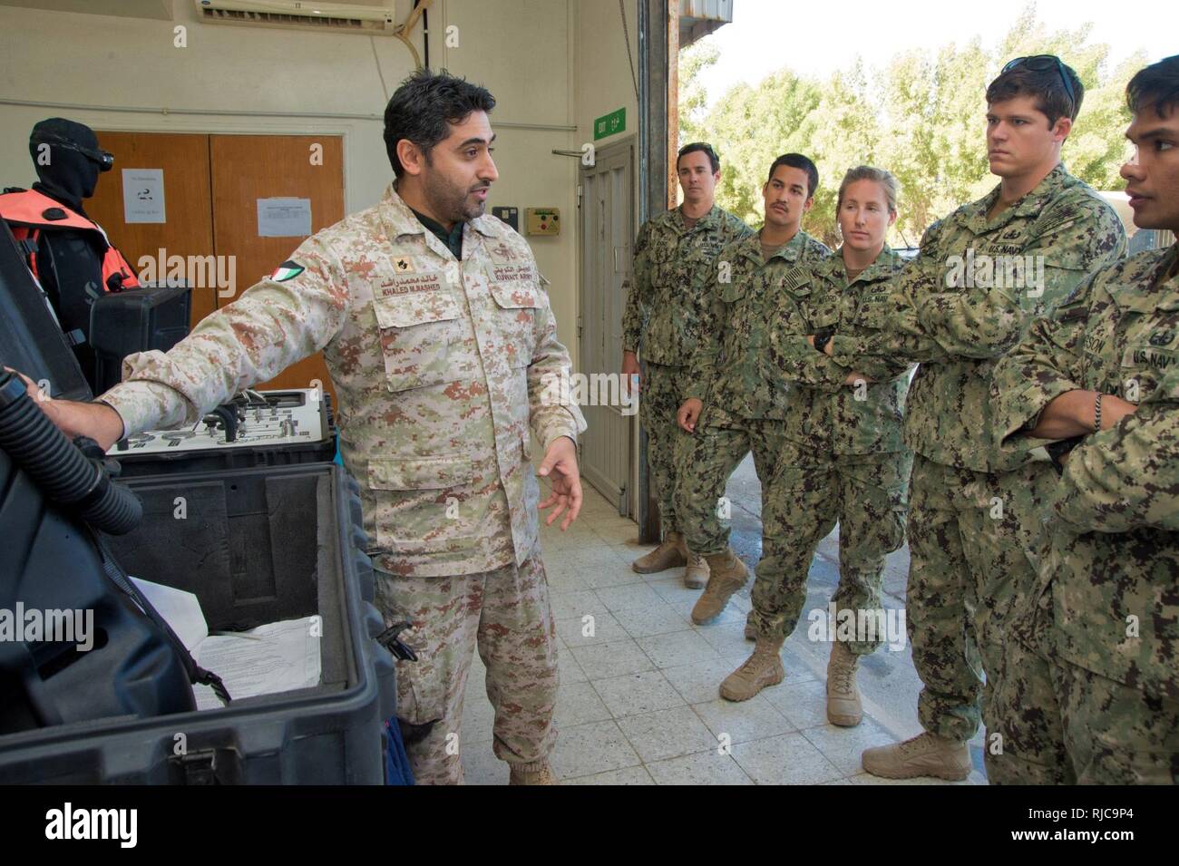 Mohammed Al-Ahmad Naval Base, KUWAIT (Jan. 7, 2018) U.S. Navy explosive ordnance disposal technicians, assigned to Commander, Task Group 56.1, and Kuwait Naval Force explosive ordnance disposal technicians participate in complete range autonomous breathing equipment training as part of exercise Eager Response 18. Eager Response 18 is a bilateral explosive ordnance disposal military exercise between the State of Kuwait and the United States. The exercise fortifies military-to-military relationships between the Kuwait Naval Force and U.S. Navy, advances the operational capabilities of Kuwaiti an Stock Photo