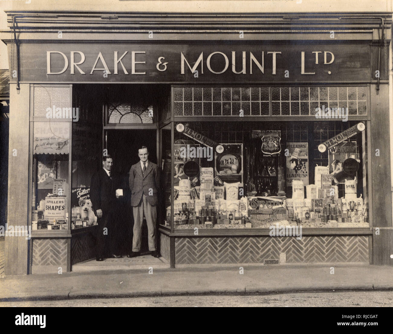 Drake & Mount Ltd shopfront Pet Food Store Stock Photo Alamy