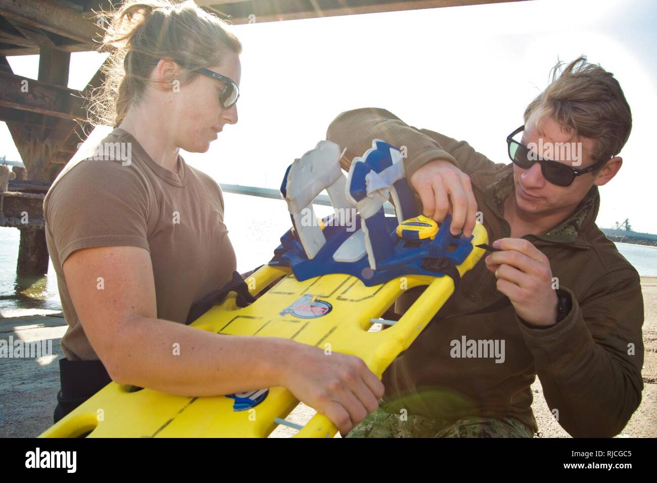 Mohammed Al-Ahmad Naval Base, KUWAIT (Jan. 8, 2018) Explosive Ordnance Disposal Technician 3rd Class Carolyn Willeford, and Explosive Ordnance Disposal Technician 1st Class William Orndorff assigned to Commander, Task Group (CTG) 56.1, prepare emergency gear for a dive casualty drill during a training evolution as part of exercise Eager Response 18. Eager Response 18 is a bilateral explosive ordnance disposal military exercise between the State of Kuwait and the United States. The exercise fortifies military-to-military relationships between the Kuwait Naval Force (KNF) and U.S. Navy, advance  Stock Photo