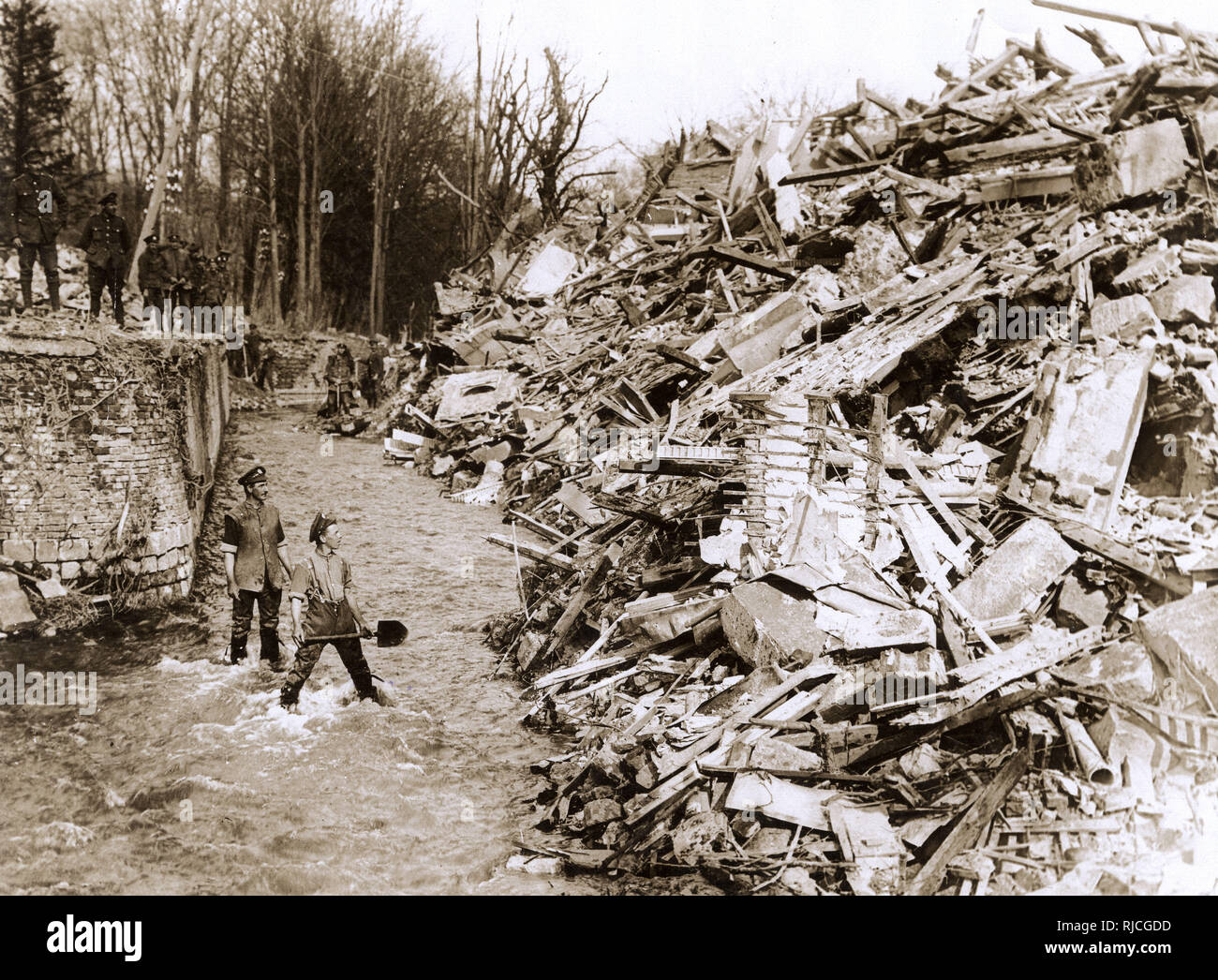 WW1 - Chateau Caulaincourt destroyed - Passage over Somme Stock Photo