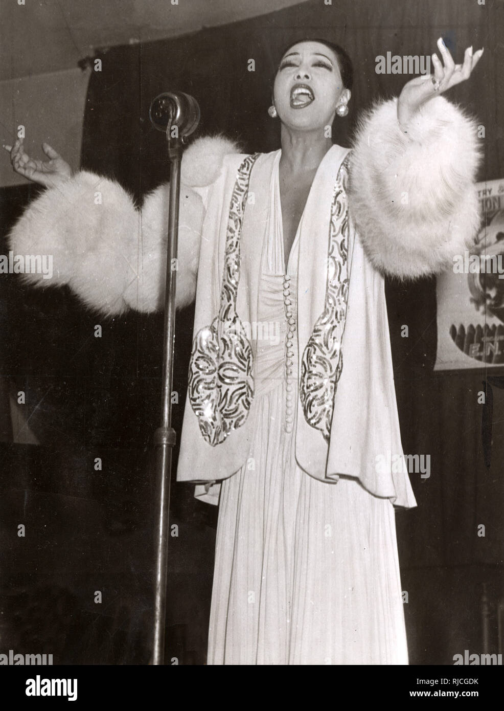 Josephine Baker singing to British Factory Workers Stock Photo
