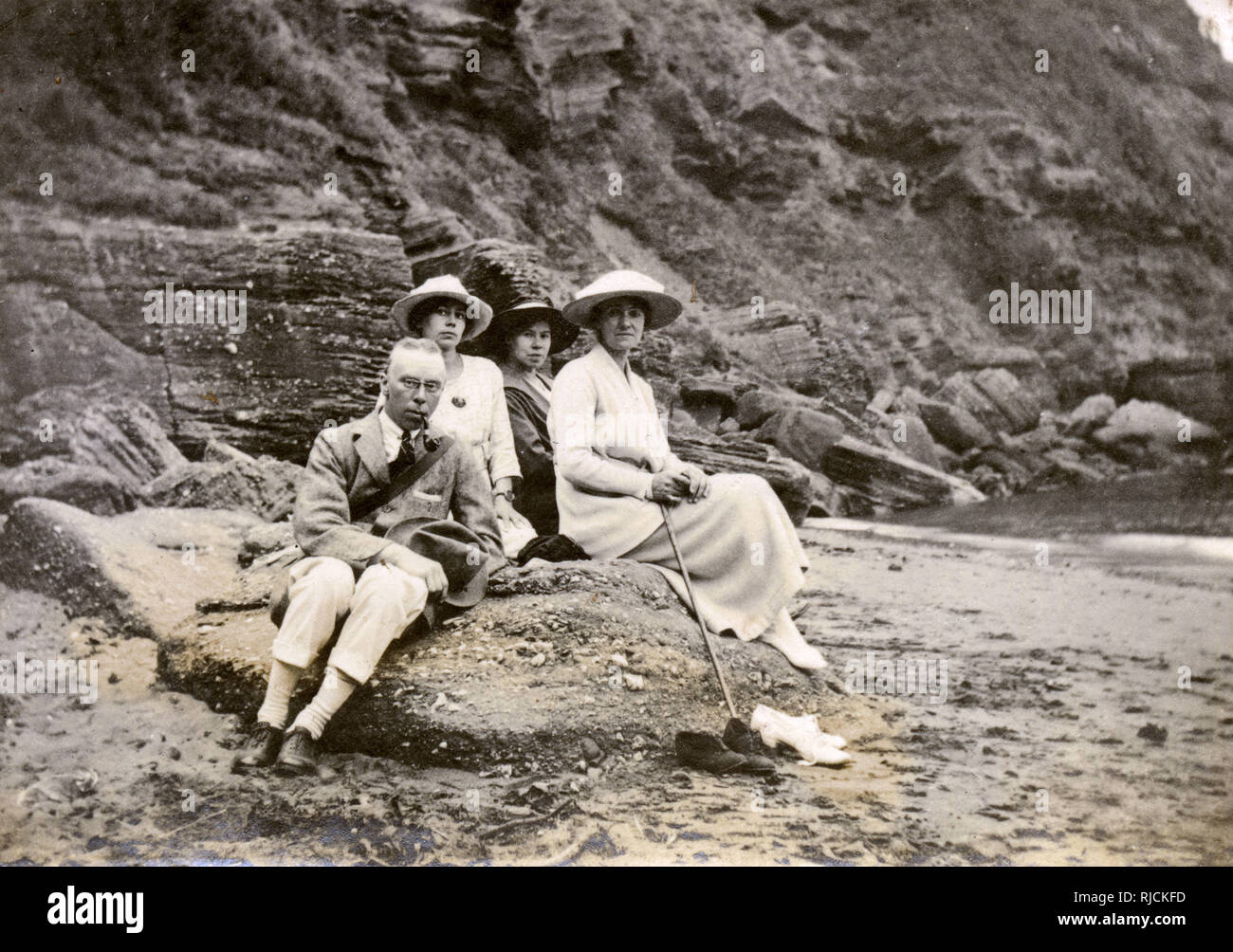 1920s family beach hi-res stock photography and images - Alamy