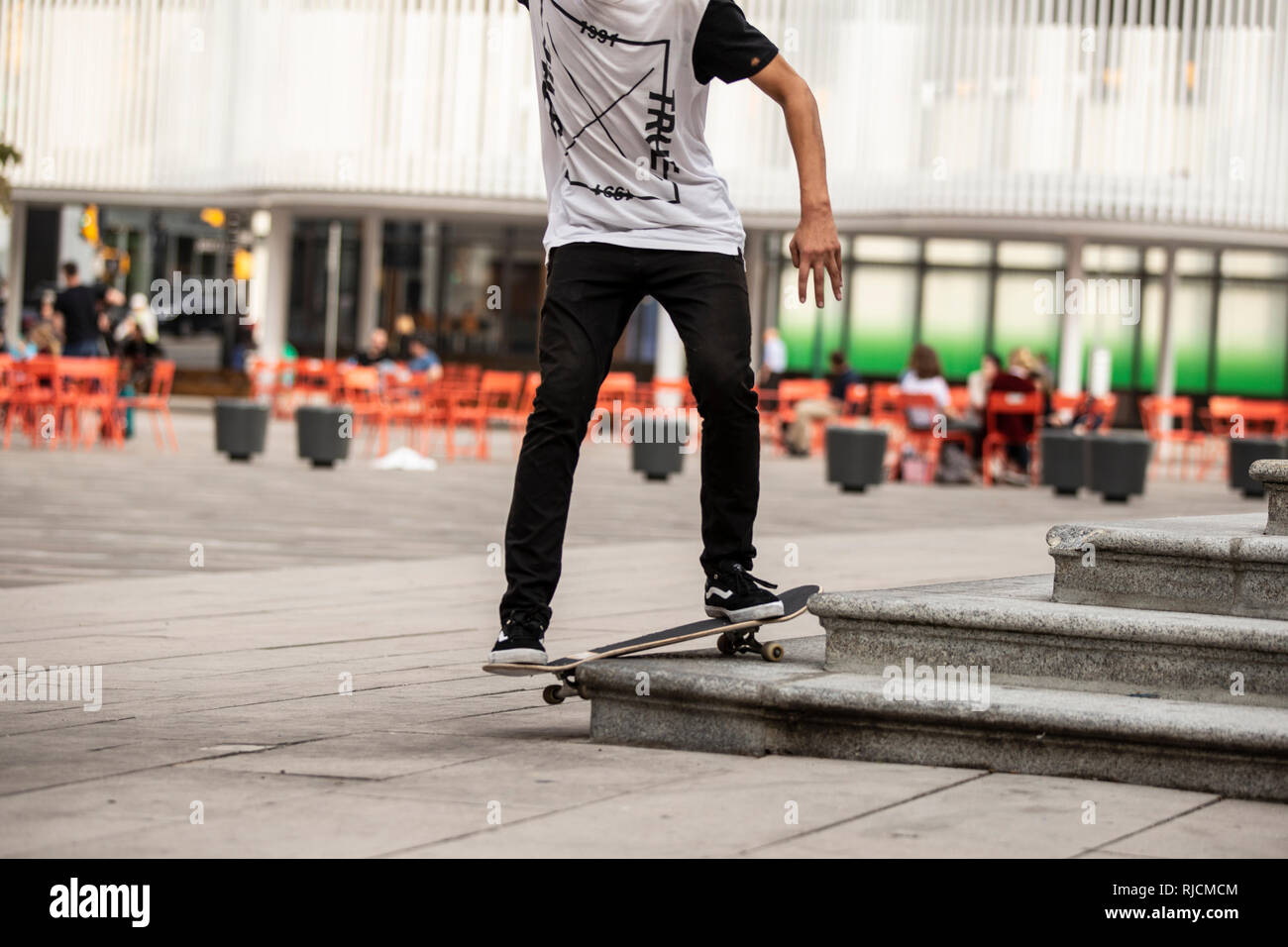 Kanada, British Columbia, Vancouver, Stra√üenszene, Jugendlicher mit Skateboard Stock Photo