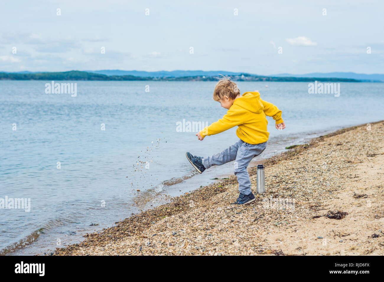 Камни кидают в воду. Брошенный мальчик. Кидание камушков в воду. Мальчик кидает камень в море. Мальчик кидает камень в воду.