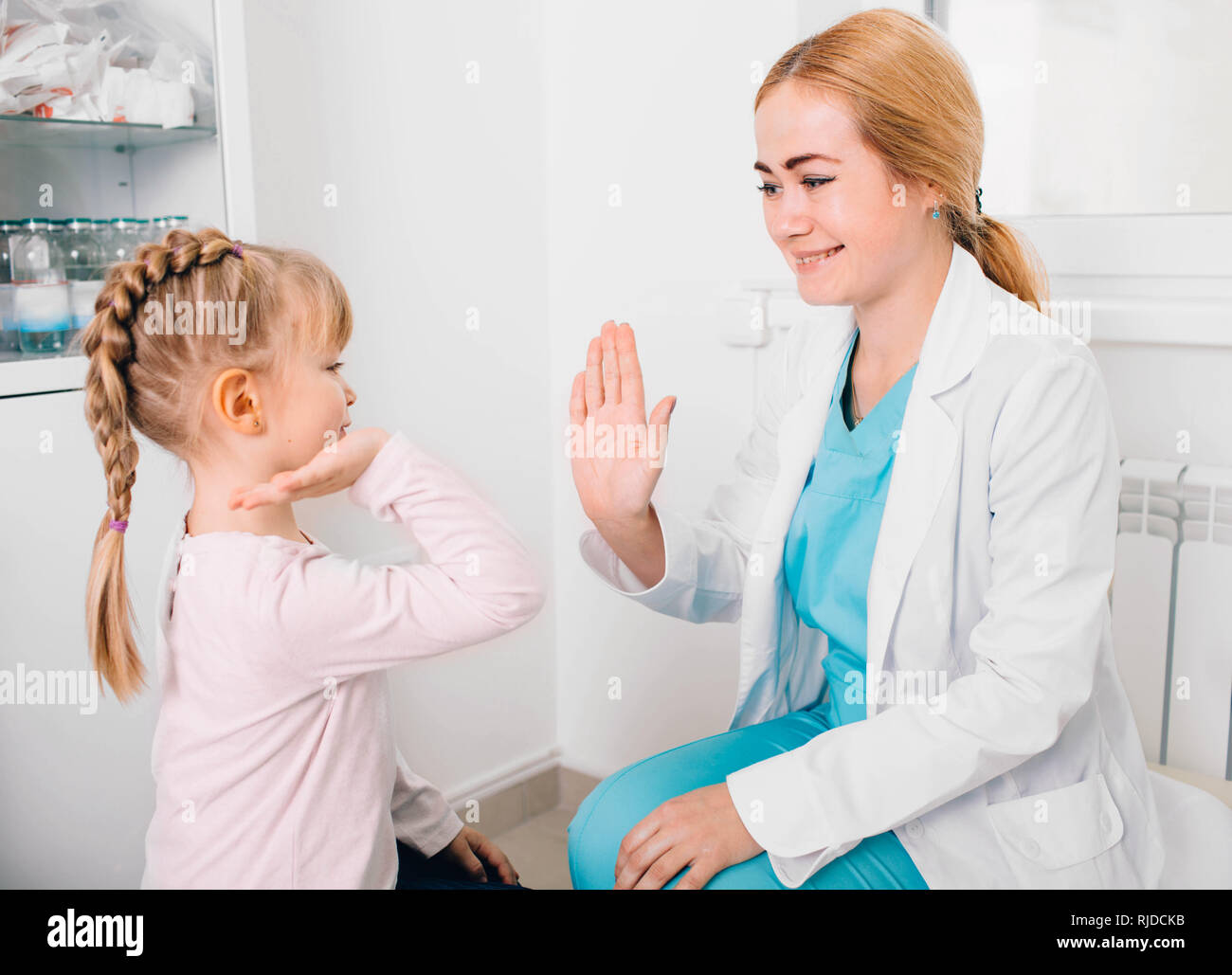 Pediatrician and little girl's doing high five Stock Photo Alamy