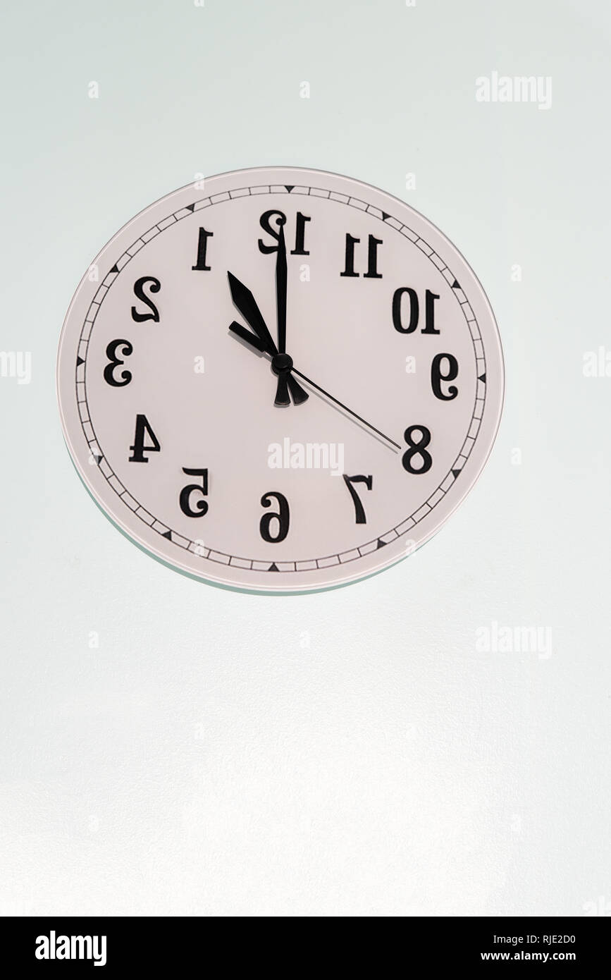 Hb Backwards Clock 