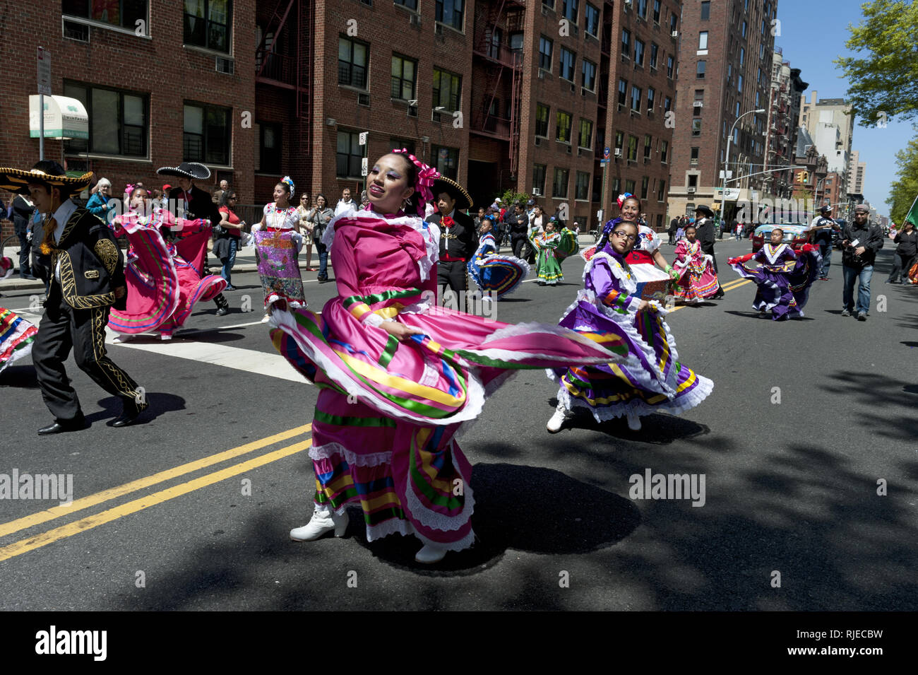 Cinco de mayo festival kids dancing hires stock photography and images Alamy