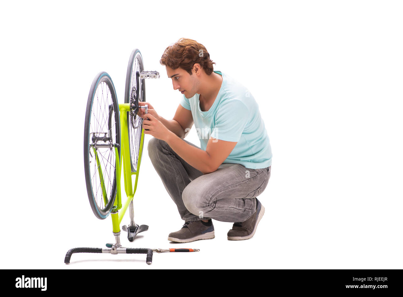 чини велосипед. как чинят велосипеды фотографии. мальчик чинит велосипед на белом. картинки как мальчик ремонтирует велосипед. картинка для детей repair the bike.