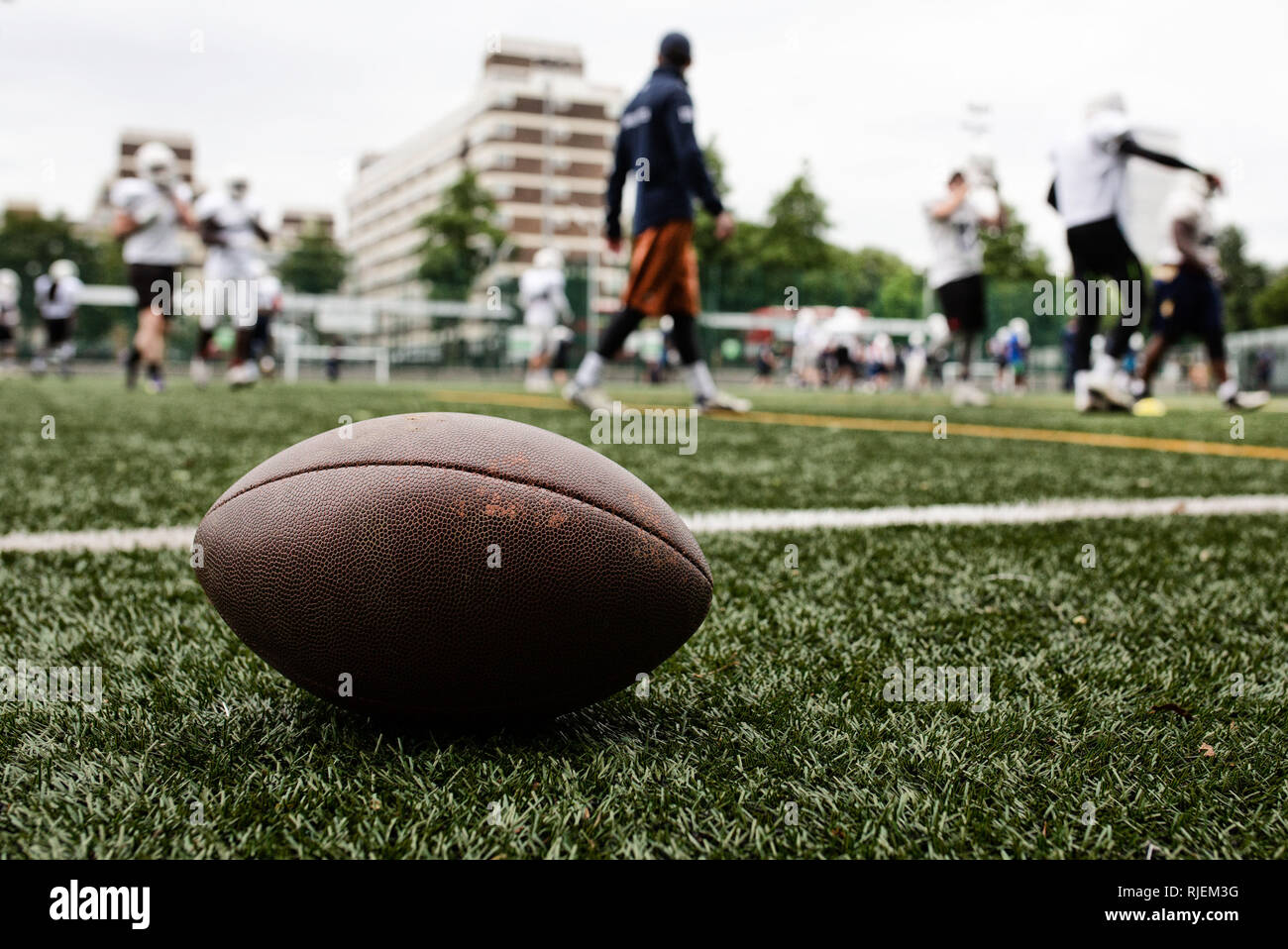 Uk American Football training as a team Stock Photo Alamy