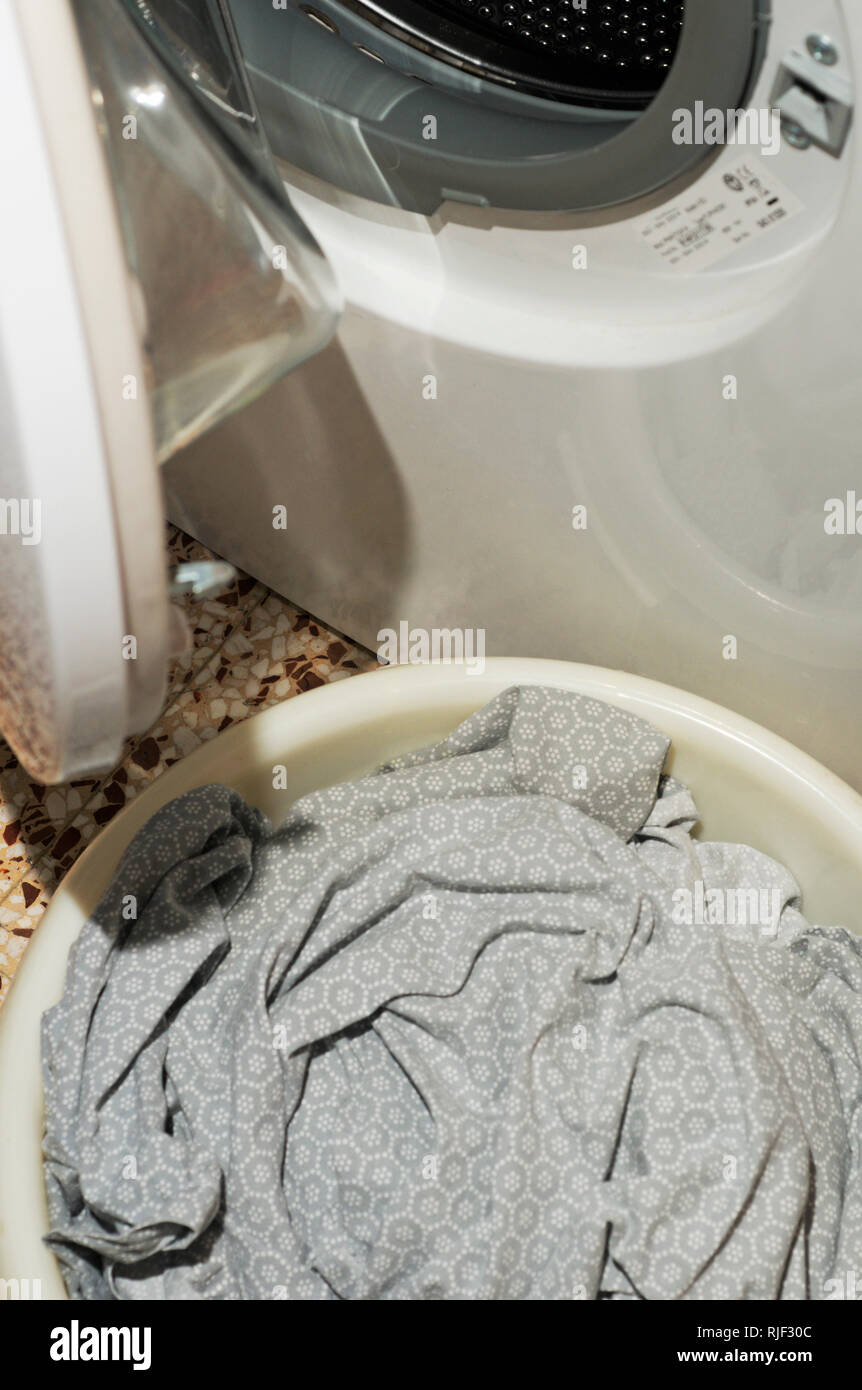 Washing machine laundry basket hires stock photography and images Alamy