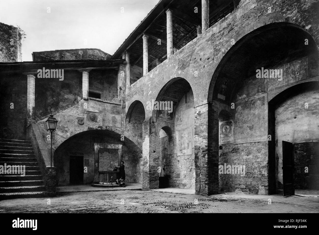 Palazzo vecchio del Podesta, courtyard, san gimignano, tuscany, italy 1900-10 Stock Photo