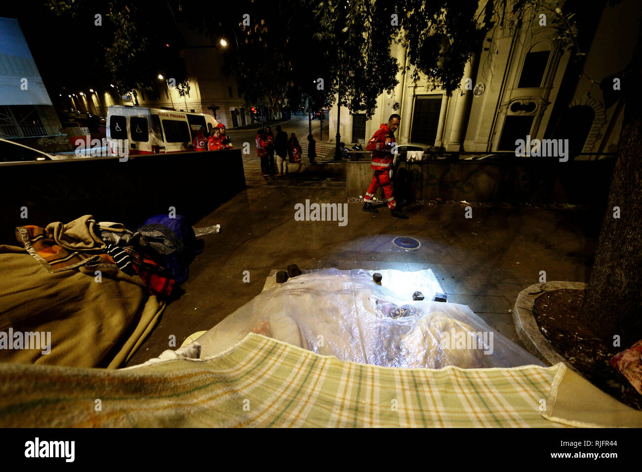 Foto Cecilia Fabiano  - LaPresse 05-02-2019 Roma ( Italia ) Cronaca: Unita di strada notturna della croce rossa distribuisce pasti e coperte ai senza tetto   Photo Cecilia Fabiano - LaPresse february 05, 2019 Rome ( Italy ) News: Street emergency unity of the red cross helping homeless during the night in Rome Stock Photo