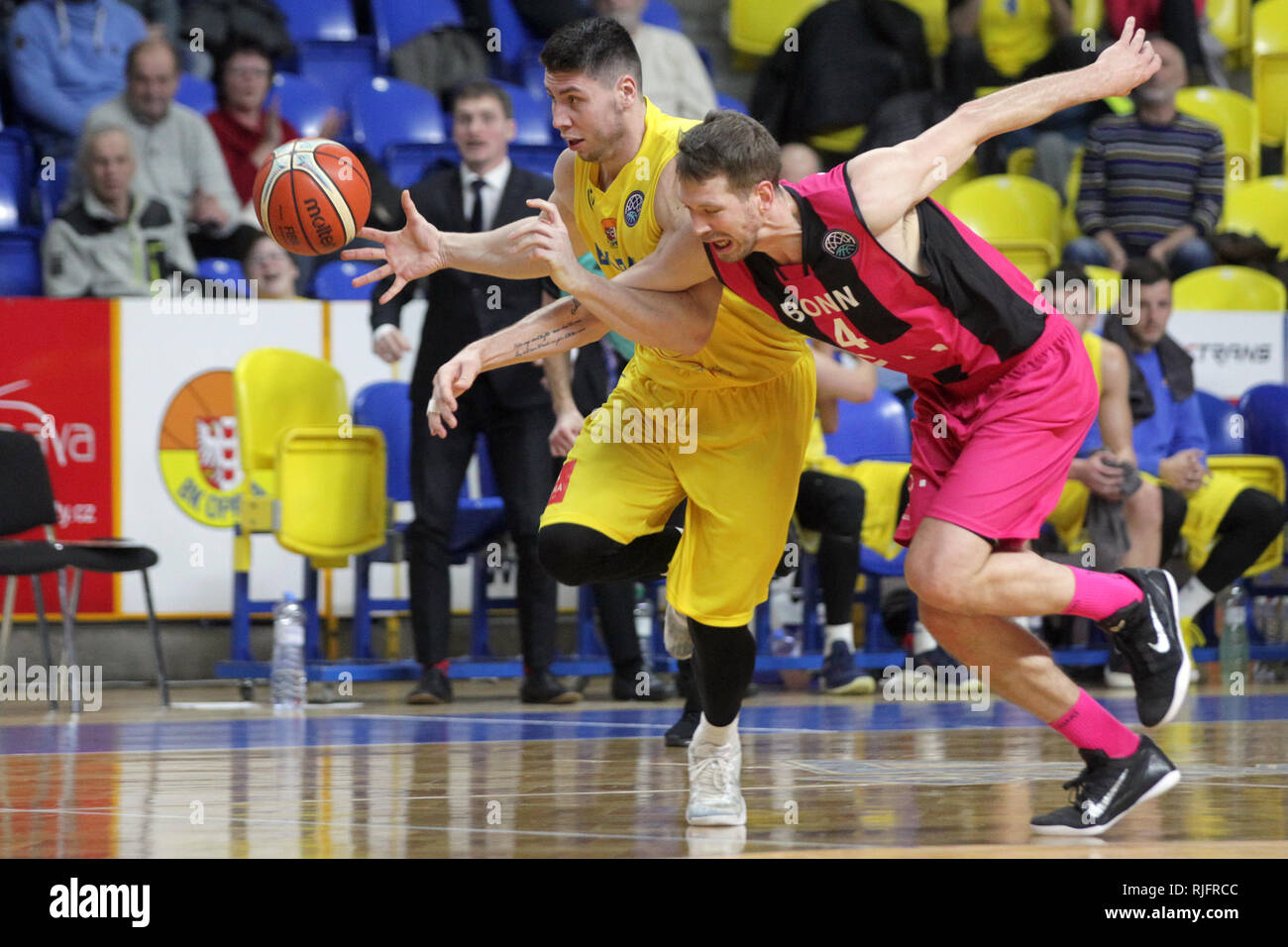 Opava, Czech Republic. 05th Feb, 2019. L-R ROSTISLAV DRAGOUN (Opava) and  NATE LINHART (Bonn) in action during the 14th round of group B, basketball  Champions League, BK Opava and Telekom Baskets Bonn,