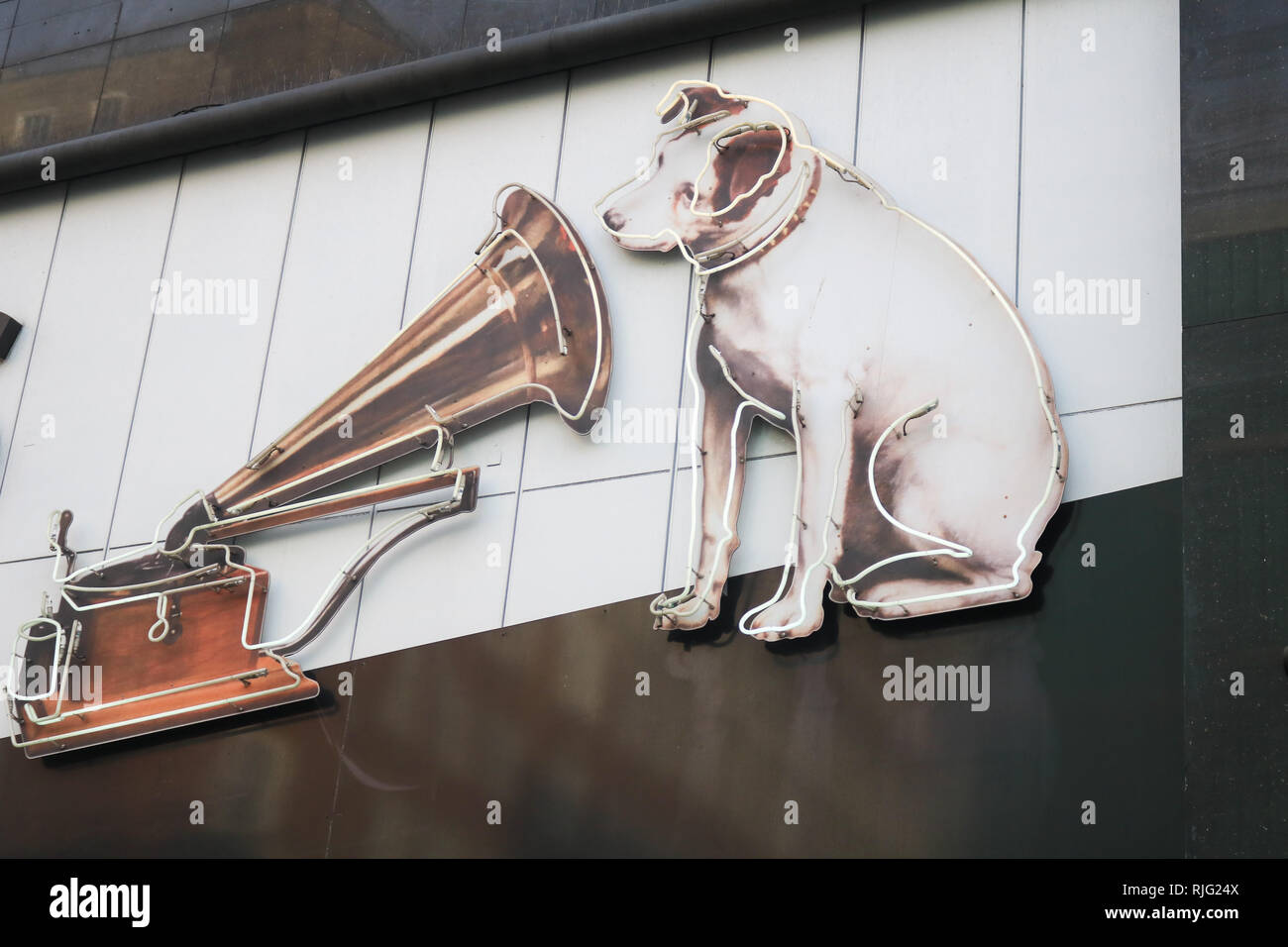 Hmv dog gramophone logo hi-res stock photography and images ...