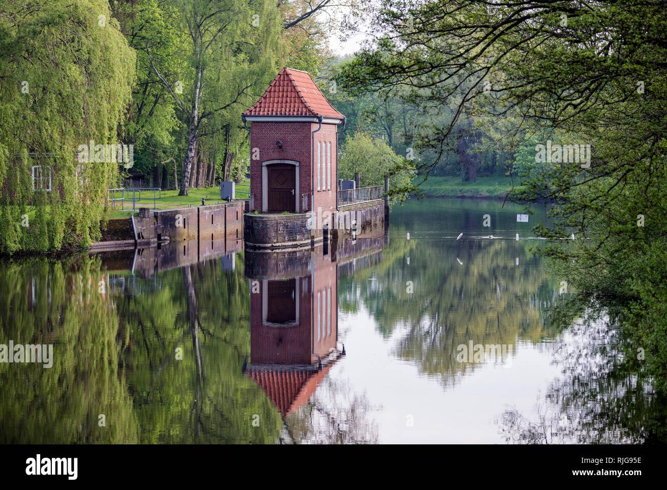 Oste Weir with historical lockkeeper's house at the Oste, Bremervörde, Lower Saxony, Germany Stock Photo