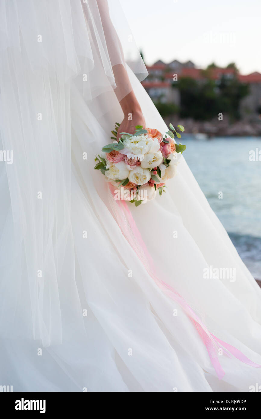 wedding bouquet, white peony and david austin Stock Photo - Alamy