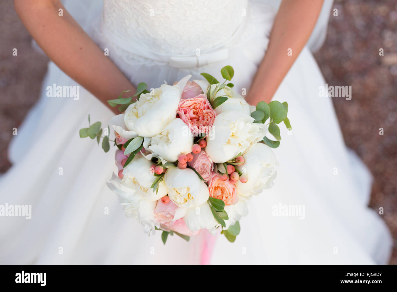 wedding bouquet, white peony and david austin Stock Photo - Alamy