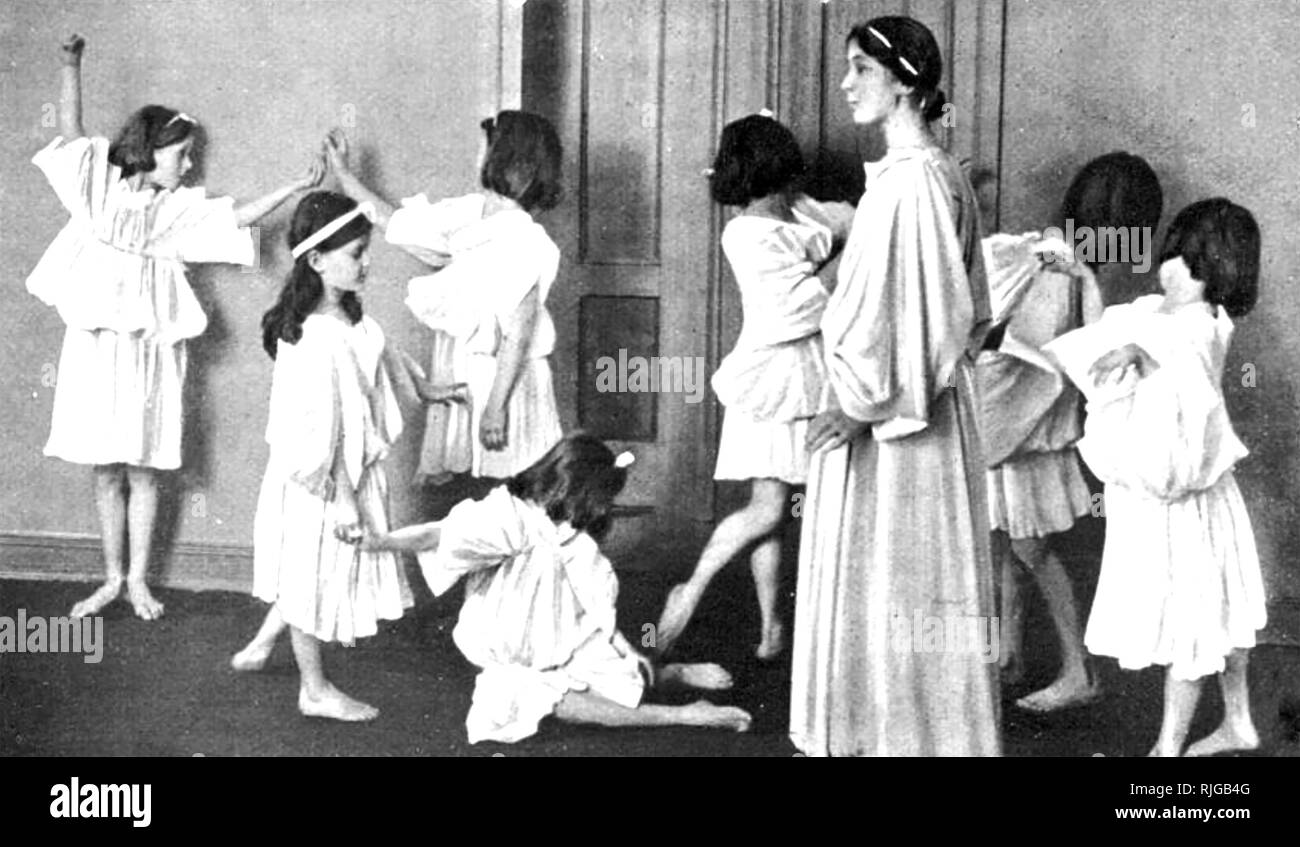 ISADORA DUNCAN (1877 or 1878-1927) Franco-American dancer with pupils at one of her several schools Stock Photo