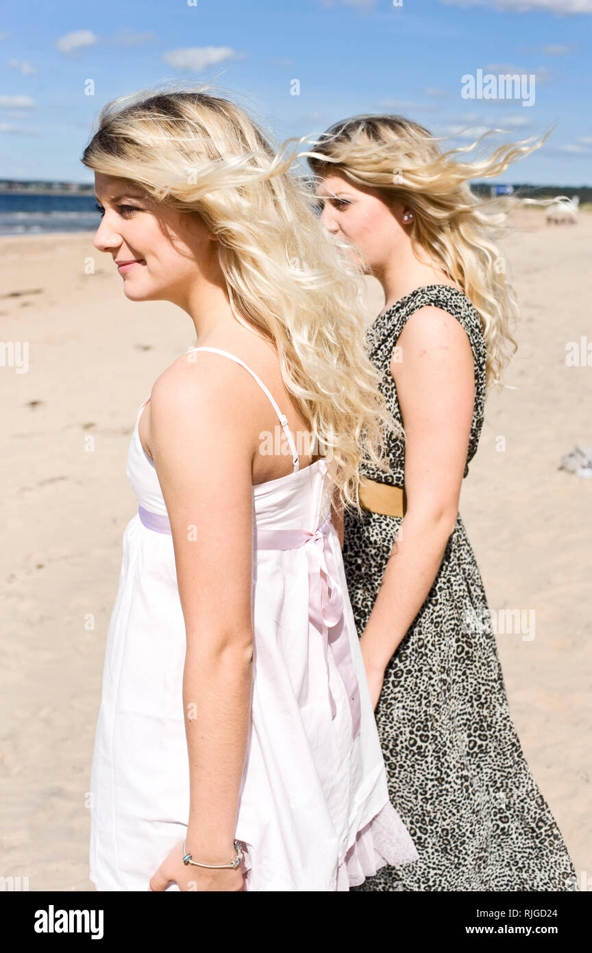 Two young sisters beach hi-res stock photography and images - Alamy