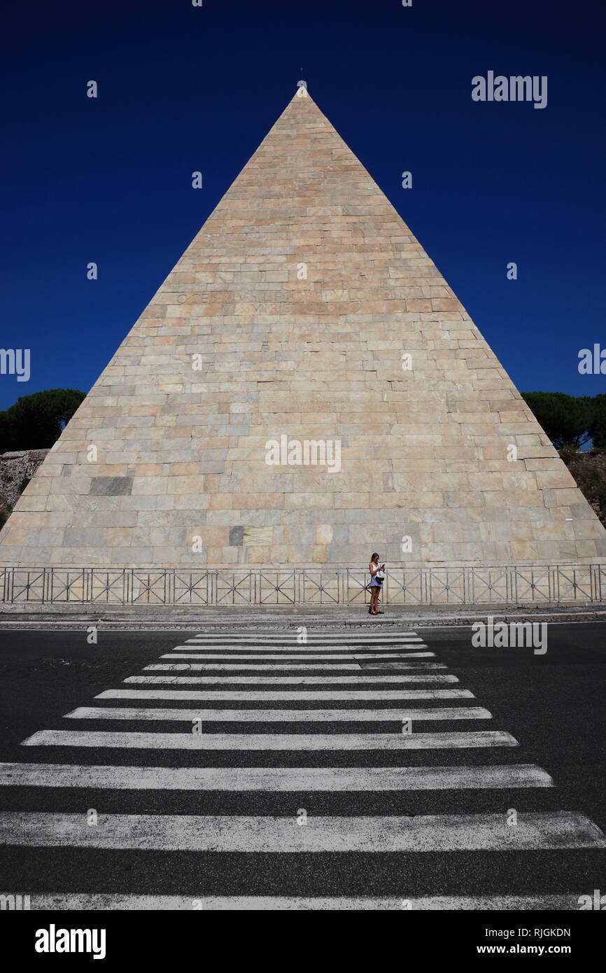 Pyramid of Cestius, Piramide di Caio Cestio or Piramide Cestia, built ...