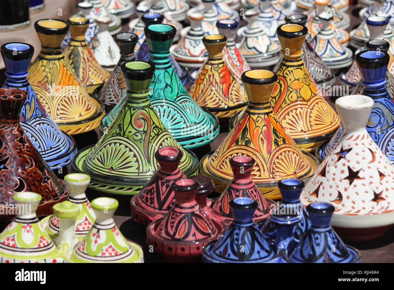 Moroccan pots in shop 2 Stock Photo Alamy