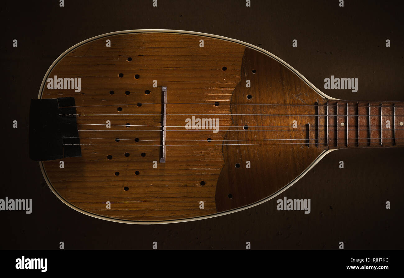 String tone hi-res stock photography and images - Alamy
