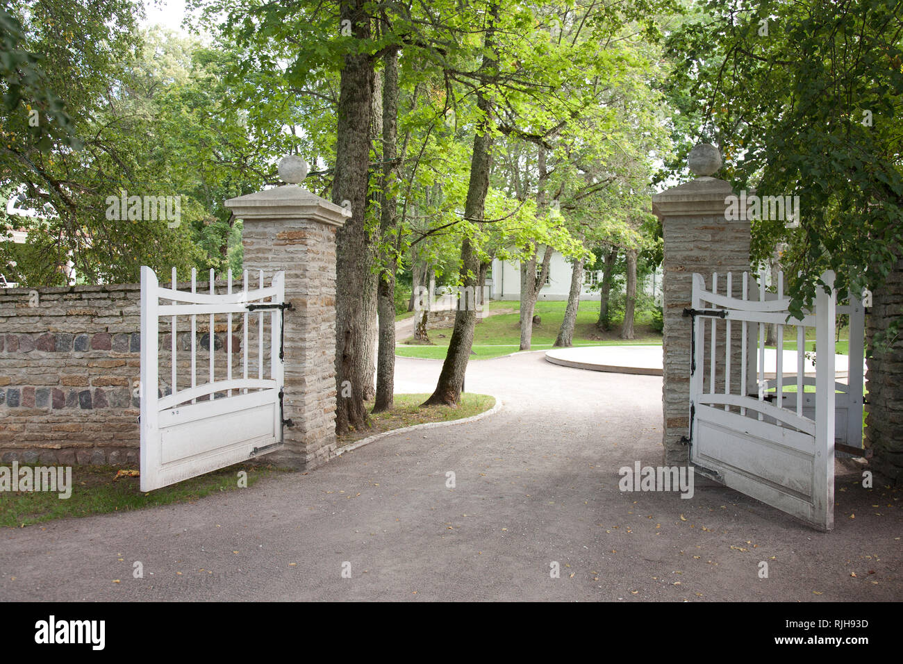 Open driveway gates hi-res stock photography and images - Alamy
