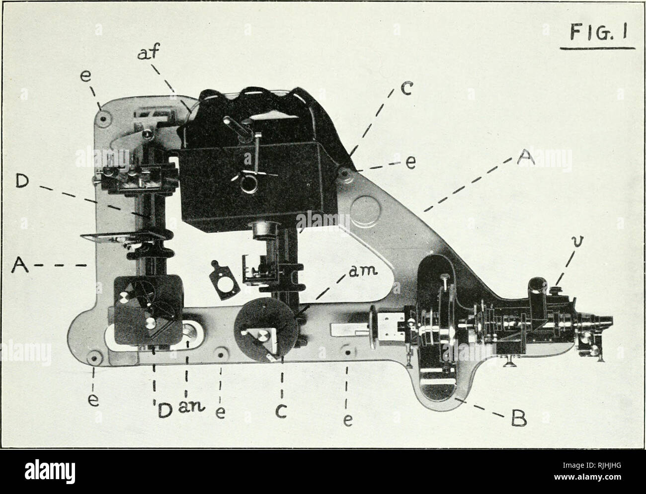 Beck Microscopes Microscopes Beck Barnard Ultra Violet M Croscope Complete Outfit Approx I Size Fig 1 Shows A Bird S Eye View Of The Apparatus With Its Screens And Camera Removed Consists Essentially Of