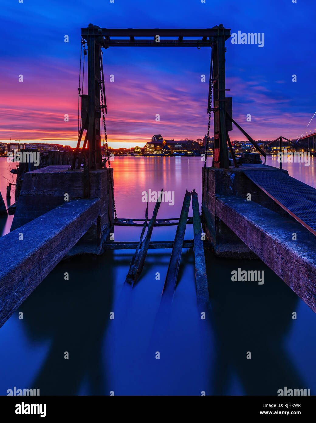 Night At Riverside Riverside at night hi-res stock photography and images - Alamy