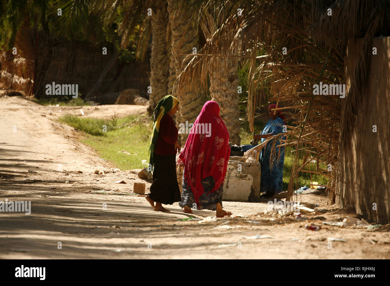 Women walking to the well of Douz for laundry Stock Photo