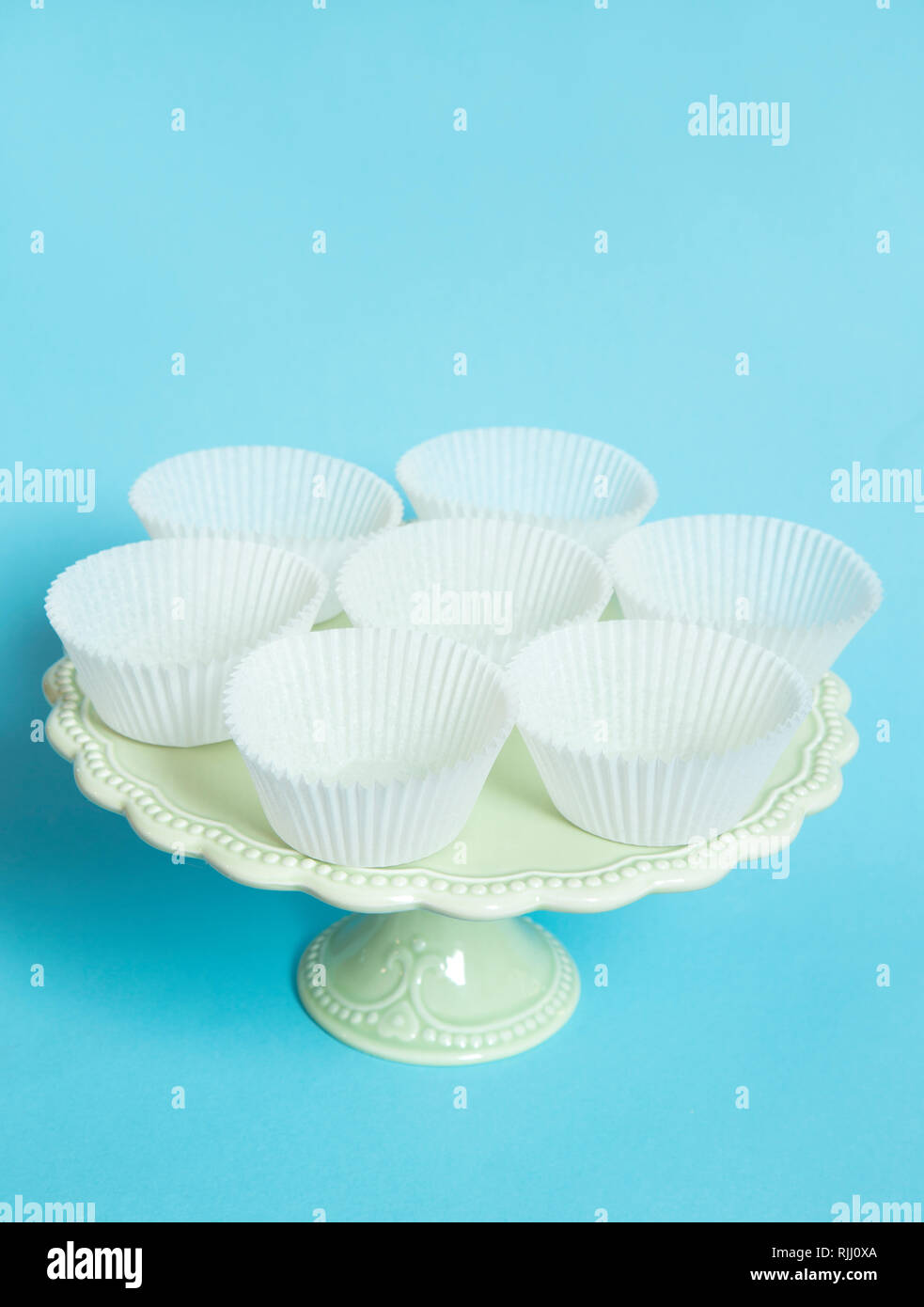 Empty cake stand hires stock photography and images Alamy