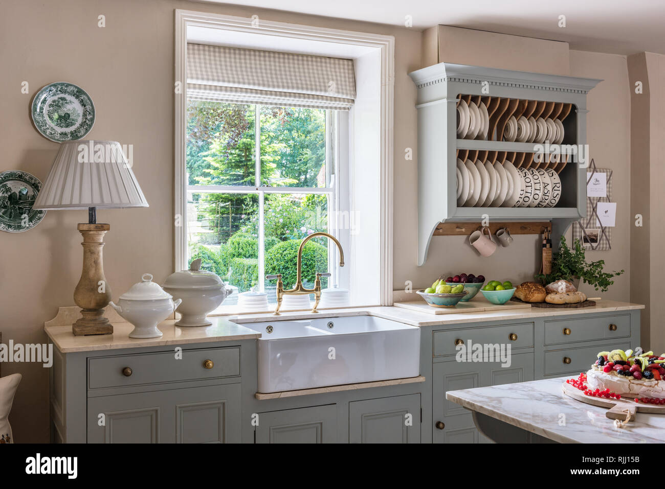 Plate racks in kitchen hi res stock photography and images Alamy