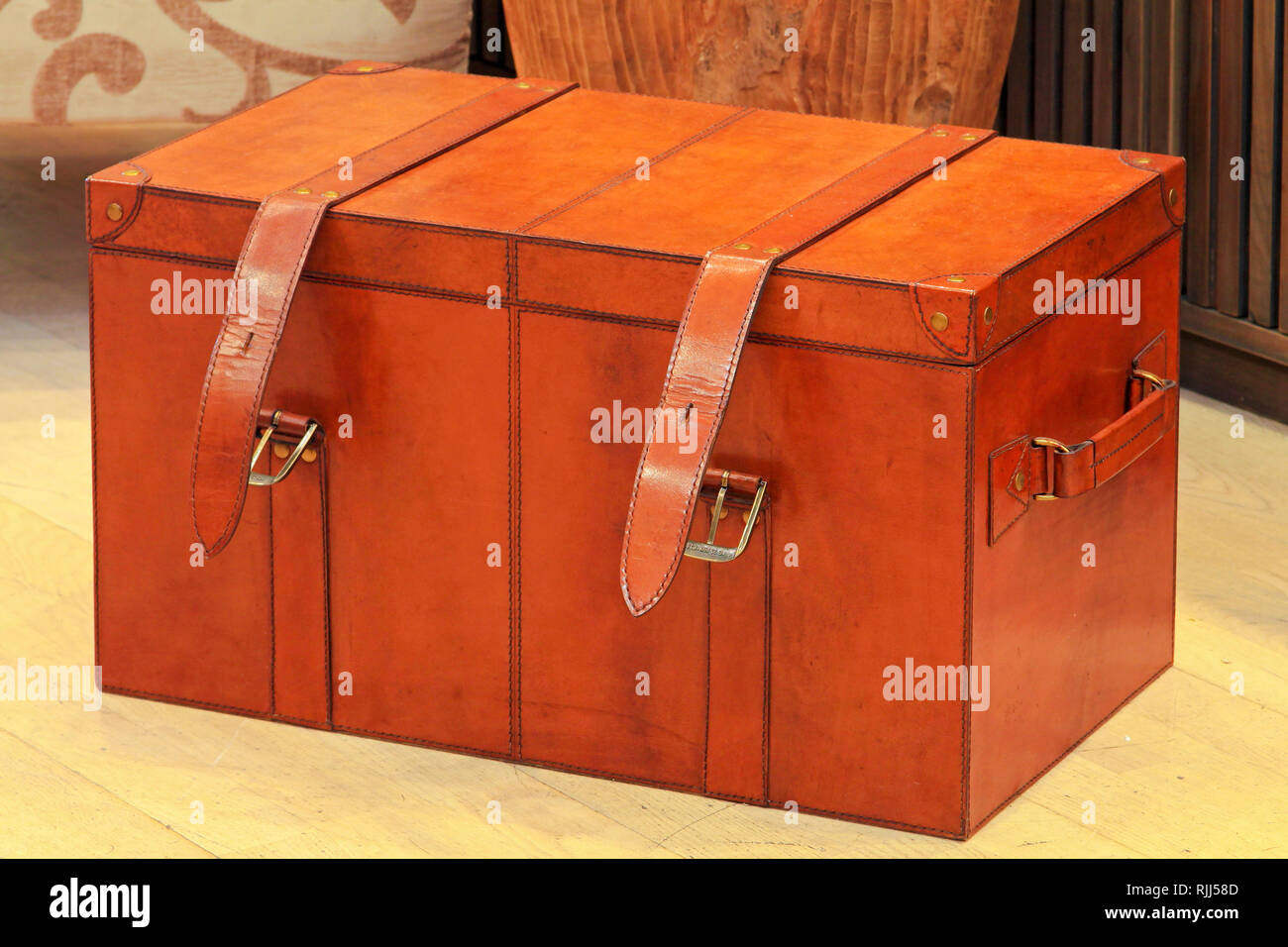 Leather luggage trunk hires stock photography and images Alamy