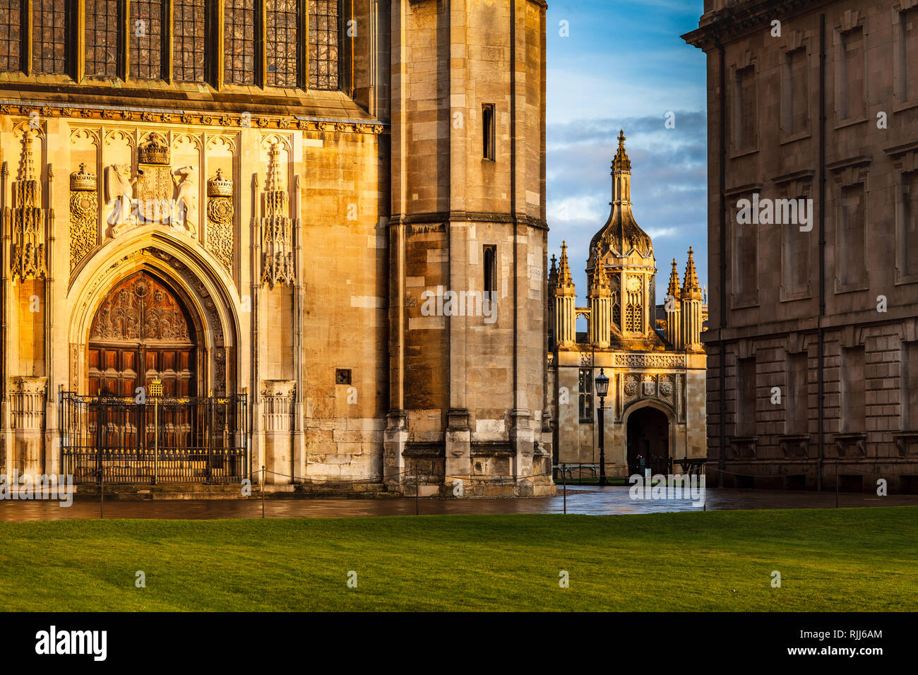 Classic Cambridge - view of Kings College Chapel and College Gatehouse. Kings College is part of Cambridge University, founded 1441 by King Henry VI Stock Photo