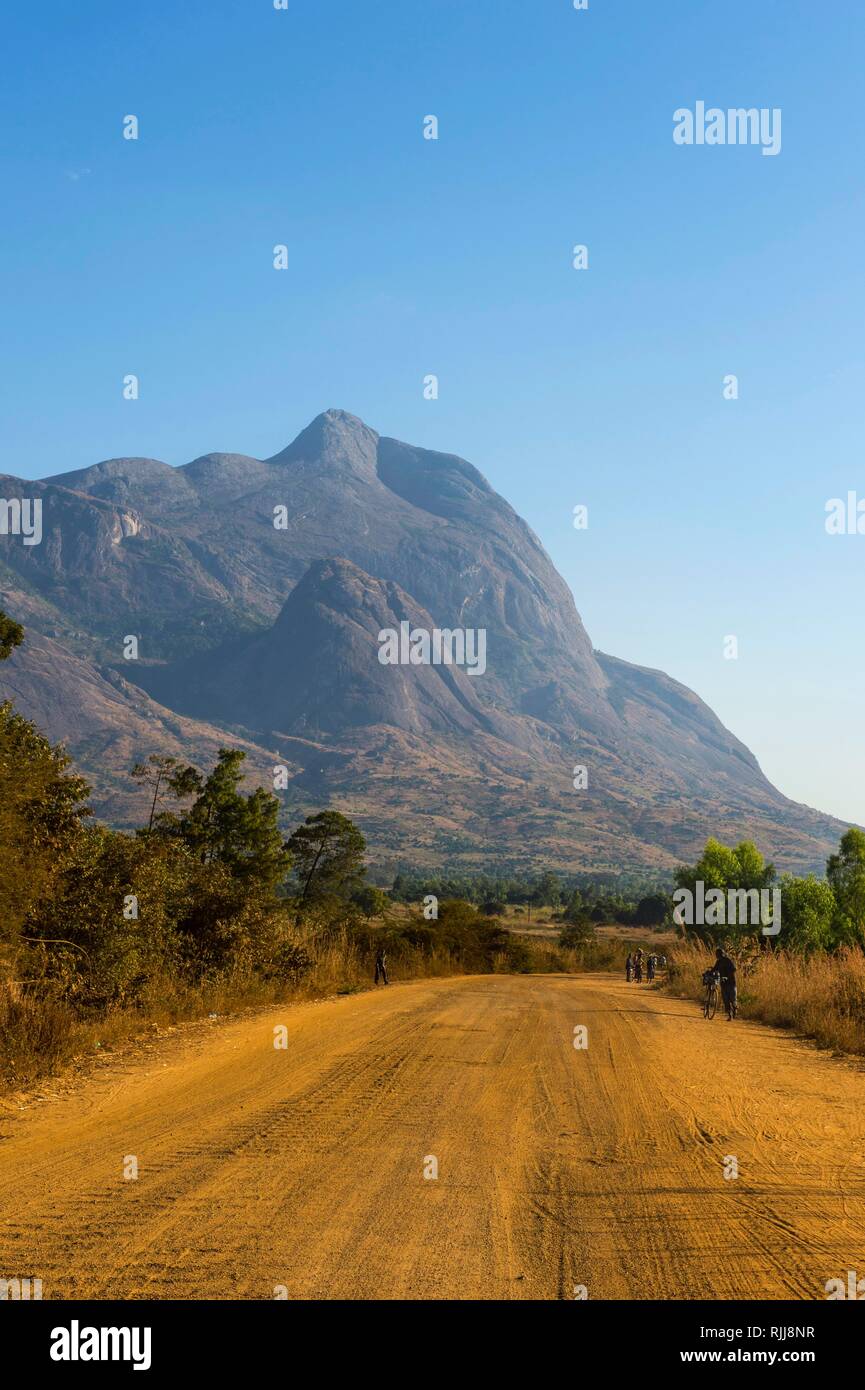 Dusty Road leading to the granite peaks of Mount Mulanje, Malawi Stock Photo